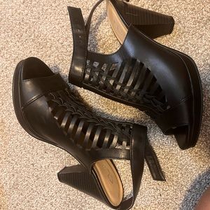 Black wedge heel CL by Laundry